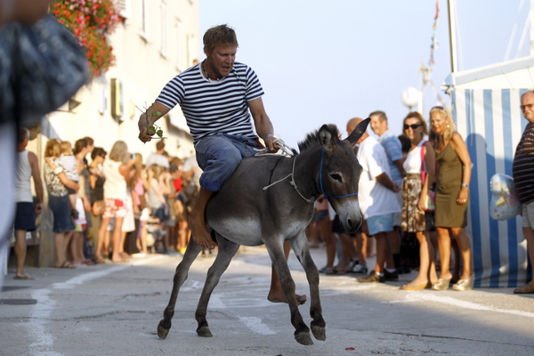 Sali, Dugi otok, 100809.
Svako misto svoju festu ima, no ne traje svaka festa tri dana kao ona u mjestu Sali na Dugom otoku. Saljske uzance, kako mjestani nazivaju svoju festu, odrzat ce se ove godine po pedeseti put, kao i svake godine dosad, vikend prij Sali, Dugi otok, 100809.
Svako misto svoju festu ima, no ne traje svaka festa tri dana kao ona u mjestu Sali na Dugom otoku. Saljske uzance, kako mjestani nazivaju svoju festu, odrzat ce se ove godine po pedeseti put, kao i svake godine dosad, vikend prij