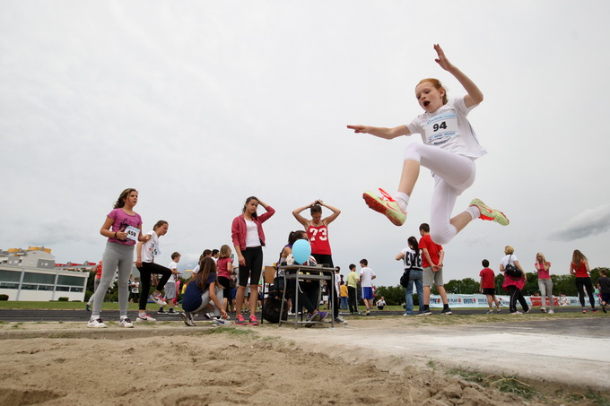 Zadar, 210513.
Erste Plava Liga danas se odrzava na stadionu Visnjik. Rijec je o jedinstvenom djecjem atletskom natjecanju upecatljivog slogana Brze, Vise, Jace, koje se odrzava pod visokim pokroviteljstvom Ministarstva znanosti obrazovanja i sporta. Orga Zadar, 210513.
Erste Plava Liga danas se odrzava na stadionu Visnjik. Rijec je o jedinstvenom djecjem atletskom natjecanju upecatljivog slogana Brze, Vise, Jace, koje se odrzava pod visokim pokroviteljstvom Ministarstva znanosti obrazovanja i sporta. Orga
