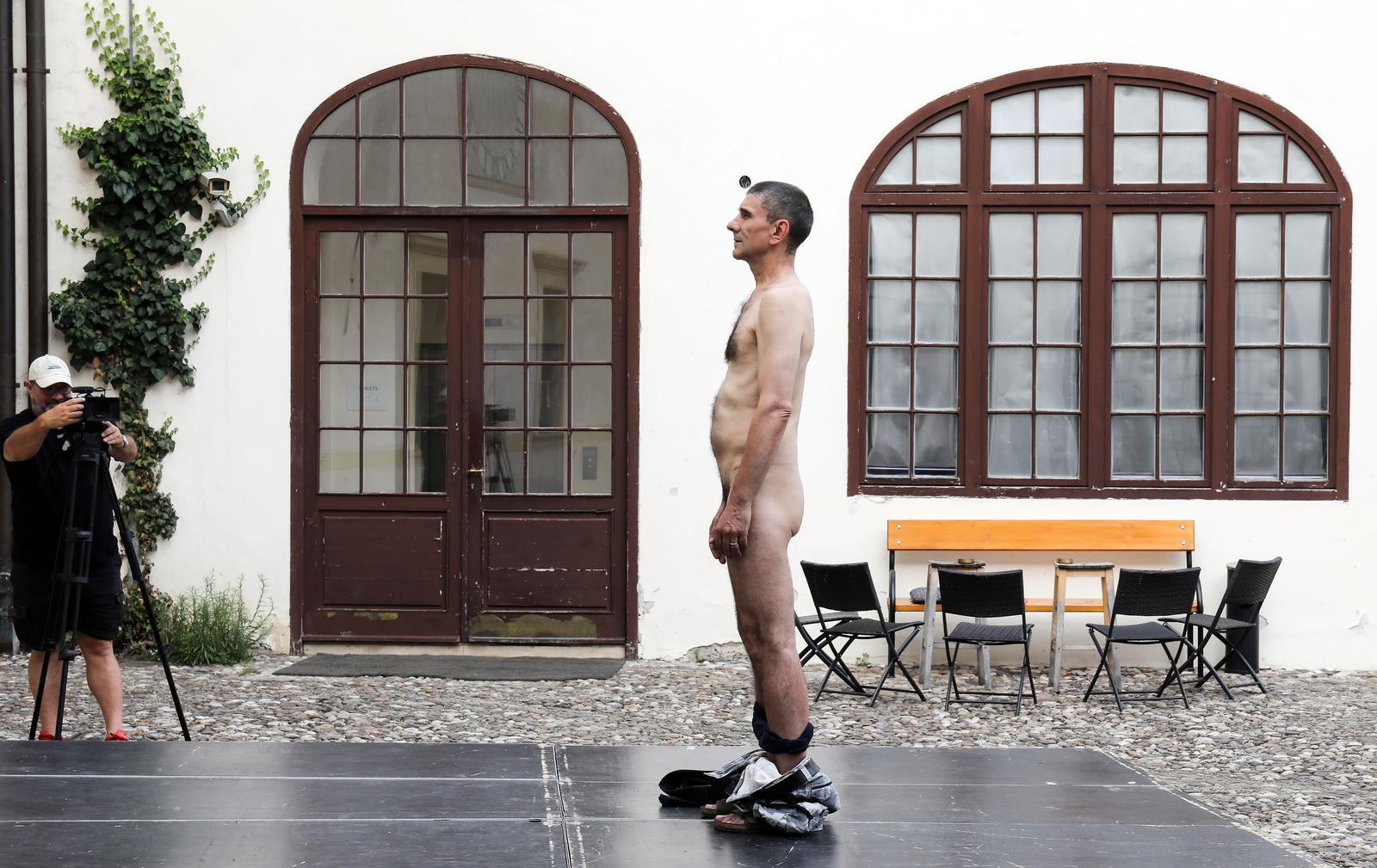 Siniša Labrović: Performans “Poštovani gospodine predsjedniče, možete me poljubiti u guzicu” Siniša Labrović: Performans “Poštovani gospodine predsjedniče, možete me poljubiti u guzicu”