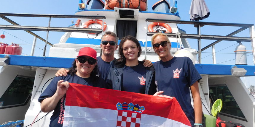 Dina Levačić preplivala kanal Catalina dug 34 kilometra od istoimenog otoka do Los Angelesa Dina Levačić preplivala kanal Catalina dug 34 kilometra od istoimenog otoka do Los Angelesa