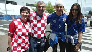 Hrvatski navijači okupirali Saint-Etienne pred utakmicu između Hrvatske i Češke. Photo: Sanjin Strukić/PIXSELL