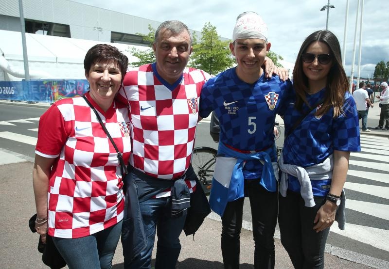 Hrvatski navijači okupirali Saint-Etienne pred utakmicu između Hrvatske i Češke. Photo: Sanjin Strukić/PIXSELL