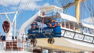 Velicanstveni jedrenjak Royal Clipper na Pozdravu suncu Velicanstveni jedrenjak Royal Clipper na Pozdravu suncu