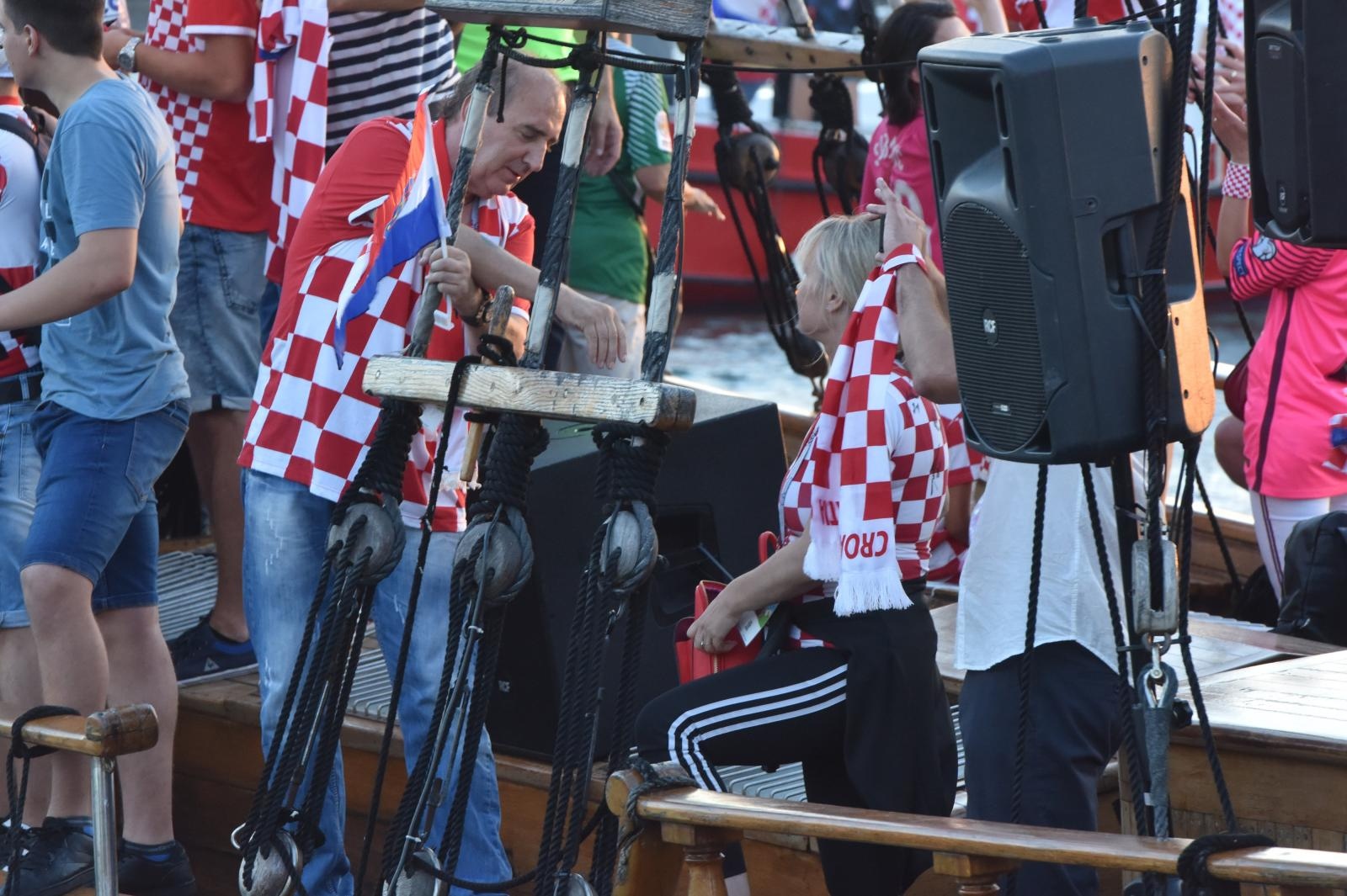 Svečani doček zadarskih Vatrenih: Jedrenjakom Branimir plovili od Gradskog mosta do gata na zadarskoj rivi