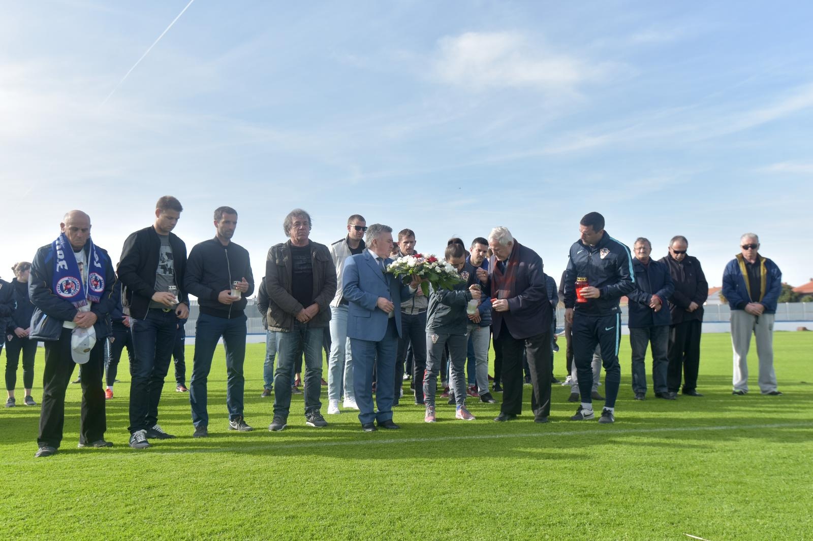 Na stadionu u Stanovima obilježena 10. obljetnica smrti Hrvoja Ćustića Na stadionu u Stanovima obilježena 10. obljetnica smrti Hrvoja Ćustića