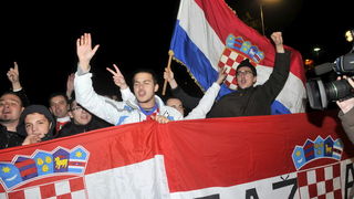 Zagreb, 121111.
Povratak hrvatske nogometne reprezentacije u Zracnu luku Pleso nakon kvalifikacijske utakmice za Europsko prvenstvo u kojoj su pobijedili Tursku za 3: 0. Docekalo ih je oko stotinjak vjernih navijaca.
Foto: Bruno Konjevic / CROPIX Zagreb, 121111.
Povratak hrvatske nogometne reprezentacije u Zracnu luku Pleso nakon kvalifikacijske utakmice za Europsko prvenstvo u kojoj su pobijedili Tursku za 3: 0. Docekalo ih je oko stotinjak vjernih navijaca.
Foto: Bruno Konjevic / CROPIX