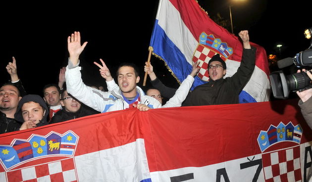 Zagreb, 121111.
Povratak hrvatske nogometne reprezentacije u Zracnu luku Pleso nakon kvalifikacijske utakmice za Europsko prvenstvo u kojoj su pobijedili Tursku za 3: 0. Docekalo ih je oko stotinjak vjernih navijaca.
Foto: Bruno Konjevic / CROPIX
