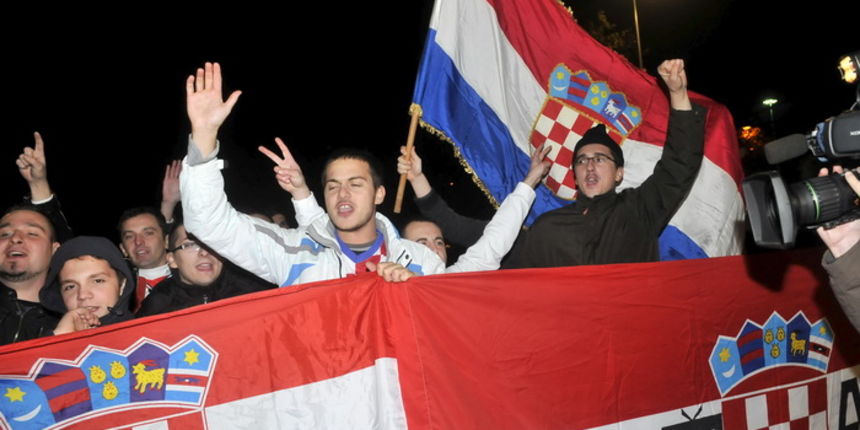 Zagreb, 121111.
Povratak hrvatske nogometne reprezentacije u Zracnu luku Pleso nakon kvalifikacijske utakmice za Europsko prvenstvo u kojoj su pobijedili Tursku za 3: 0. Docekalo ih je oko stotinjak vjernih navijaca.
Foto: Bruno Konjevic / CROPIX Zagreb, 121111.
Povratak hrvatske nogometne reprezentacije u Zracnu luku Pleso nakon kvalifikacijske utakmice za Europsko prvenstvo u kojoj su pobijedili Tursku za 3: 0. Docekalo ih je oko stotinjak vjernih navijaca.
Foto: Bruno Konjevic / CROPIX
