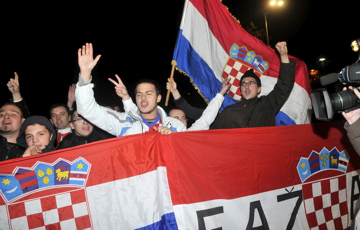 Zagreb, 121111.
Povratak hrvatske nogometne reprezentacije u Zracnu luku Pleso nakon kvalifikacijske utakmice za Europsko prvenstvo u kojoj su pobijedili Tursku za 3: 0. Docekalo ih je oko stotinjak vjernih navijaca.
Foto: Bruno Konjevic / CROPIX Zagreb, 121111.
Povratak hrvatske nogometne reprezentacije u Zracnu luku Pleso nakon kvalifikacijske utakmice za Europsko prvenstvo u kojoj su pobijedili Tursku za 3: 0. Docekalo ih je oko stotinjak vjernih navijaca.
Foto: Bruno Konjevic / CROPIX