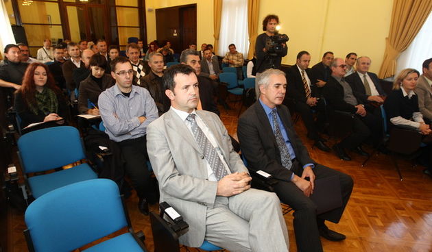 Zadar, 111110.
U velikoj vjecnici Zadrske zupanije zupan Stipe Zrilic podjelio je priznanja zadarskim vinarima koji su nagradjeni na ovogodisnjoj sabatini.
Na fotografiji: vinari u vjecnici.
Foto: Vladimir Ivanov / CROPIX