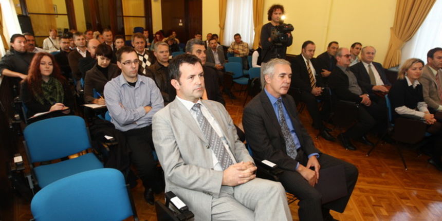 Zadar, 111110.
U velikoj vjecnici Zadrske zupanije zupan Stipe Zrilic podjelio je priznanja zadarskim vinarima koji su nagradjeni na ovogodisnjoj sabatini.
Na fotografiji: vinari u vjecnici.
Foto: Vladimir Ivanov / CROPIX