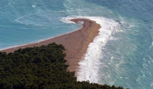Bol, otok Brac -Jaki udari valova potpomognuti morskim strujama plazi Zlatni rat u zimskom periodu daju novi izgled. Photo: Ivo Cagalj/PIXSELL