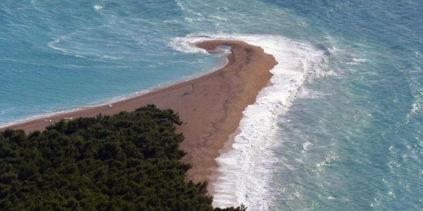 Bol, otok Brac -Jaki udari valova potpomognuti morskim strujama plazi Zlatni rat u zimskom periodu daju novi izgled. Photo: Ivo Cagalj/PIXSELL