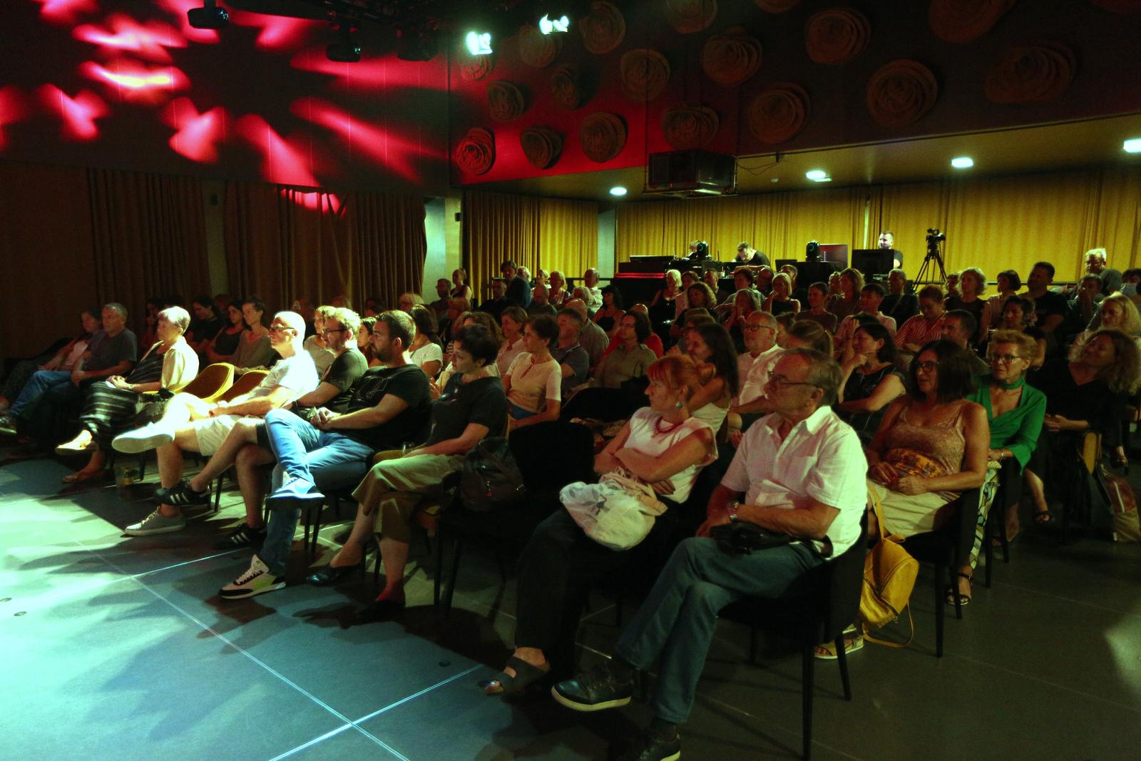 U kući umjetnosti Arsen održan okrugli stol: ‘Novinarstvo kao javno dobro ili korporativno zlo’ U kući umjetnosti Arsen održan okrugli stol: ‘Novinarstvo kao javno dobro ili korporativno zlo’