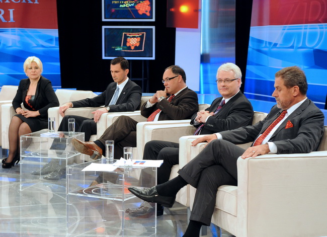 Zagreb, 221209. 
Prisavlje 13, studio HRT-a.
Suceljavanje predsjednickih kandidata.
Na slici: Vesna Skare Ozbolt, Dragan Primorac,  Damir Kajin, Ivo Josipovic, Milan Bandic.
Foto: Damir Krajac / CROPIX