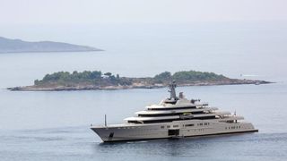 Megajahta “Eclipse” ruskoga multimiljardera Romana Abramoviča na sidru ispred Cavtata. Photo: Grgo Jelavić/PIXSELL Megajahta “Eclipse” ruskoga multimiljardera Romana Abramoviča na sidru ispred Cavtata. Photo: Grgo Jelavić/PIXSELL