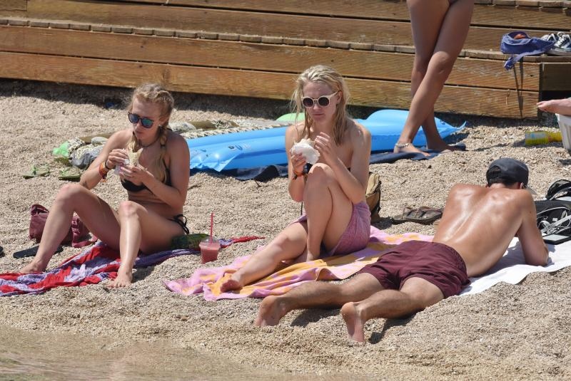 Posljednji dan Love International Festivala u Tisnom privukao je veliki broj mladih iz cijele Europe, a najviče iz Velike Britanije. Photo: Hrvoje Jelavić/PIXSELL Posljednji dan Love International Festivala u Tisnom privukao je veliki broj mladih iz cijele Europe, a najviče iz Velike Britanije. Photo: Hrvoje Jelavić/PIXSELL