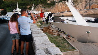 Jablanac, 170811.
U pomorskoj havariji trajekt Rapske plovidbe “Barbat” oko 18 sati, prilikom pristajanja u luku Jablanac ostao je bez pogona i udario u rivu koja je ujedno i mjesna plaza. Ozlijedjeno je sedam osoba. Ocevid je u tijeku.
Foto: Goran Novotn