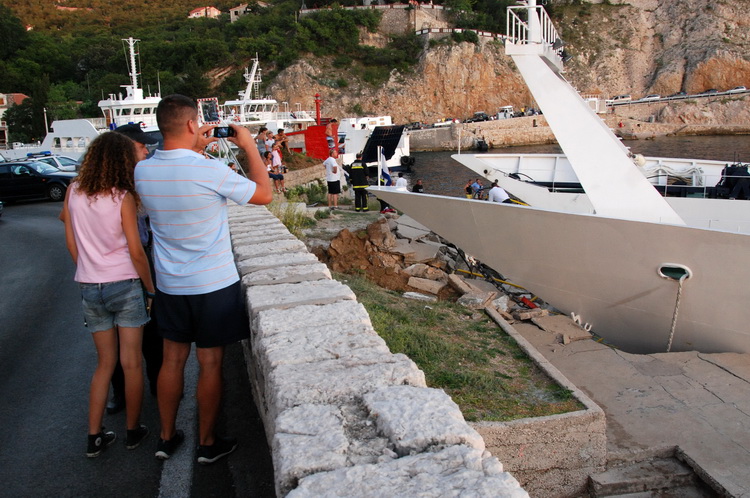 Jablanac, 170811.
U pomorskoj havariji trajekt Rapske plovidbe “Barbat” oko 18 sati, prilikom pristajanja u luku Jablanac ostao je bez pogona i udario u rivu koja je ujedno i mjesna plaza. Ozlijedjeno je sedam osoba. Ocevid je u tijeku.
Foto: Goran Novotn