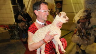 Zadar, 280212
Zadarski modni macak, Jadranko Kljucanin, veceras je unutar i ispred kafica Petit izveo performans sa sukosanskim zvoncarima i njihovim janjcima. 
Foto: Luka Gerlanc / CROPIX