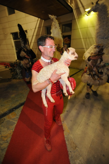 Zadar, 280212
Zadarski modni macak, Jadranko Kljucanin, veceras je unutar i ispred kafica Petit izveo performans sa sukosanskim zvoncarima i njihovim janjcima. 
Foto: Luka Gerlanc / CROPIX