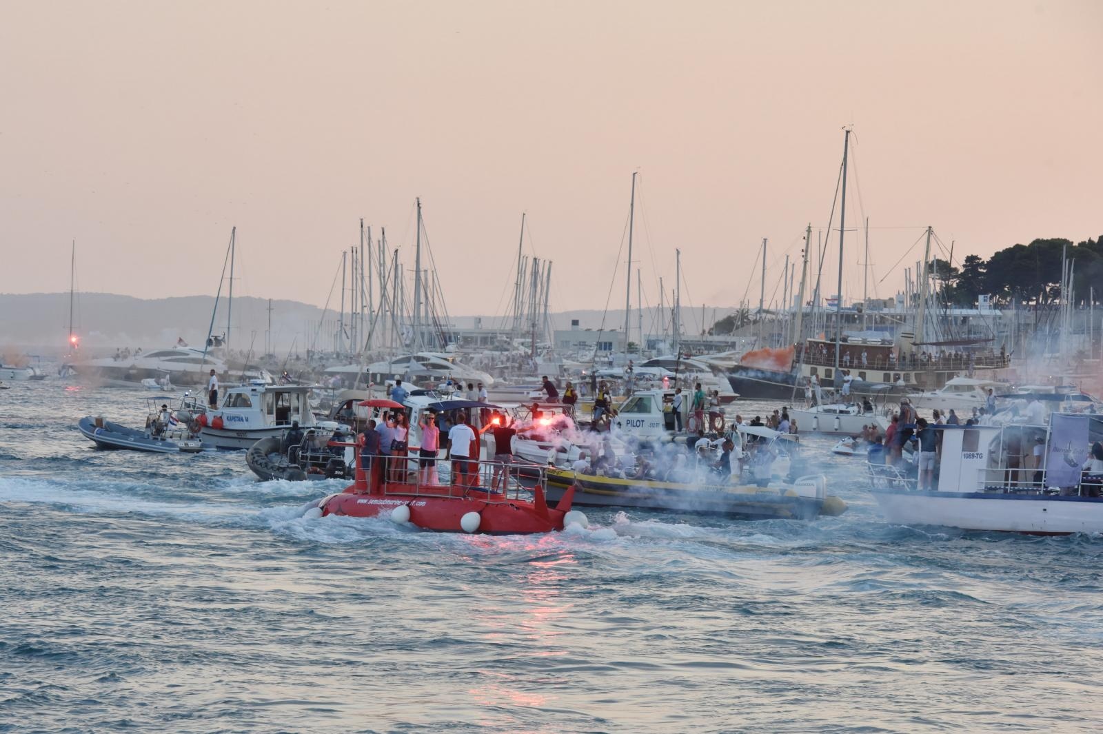 Split dostojanstveno na posljednju plovidbu ispratio legendu Olivera Dragojevića