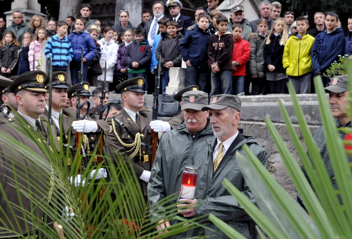 Dubrovnik, 061211.
Povodom proslave dana branitelja predsjednik RH Ivo Josipovic nazocio je polaganju vijenaca palim braniteljima na groblju Boninovo.
Na slici general bojnik Nojko Marinovic upali je svijecu na krizu palim braniteljima.
Foto: Tonci Plazi Dubrovnik, 061211.
Povodom proslave dana branitelja predsjednik RH Ivo Josipovic nazocio je polaganju vijenaca palim braniteljima na groblju Boninovo.
Na slici general bojnik Nojko Marinovic upali je svijecu na krizu palim braniteljima.
Foto: Tonci Plazi