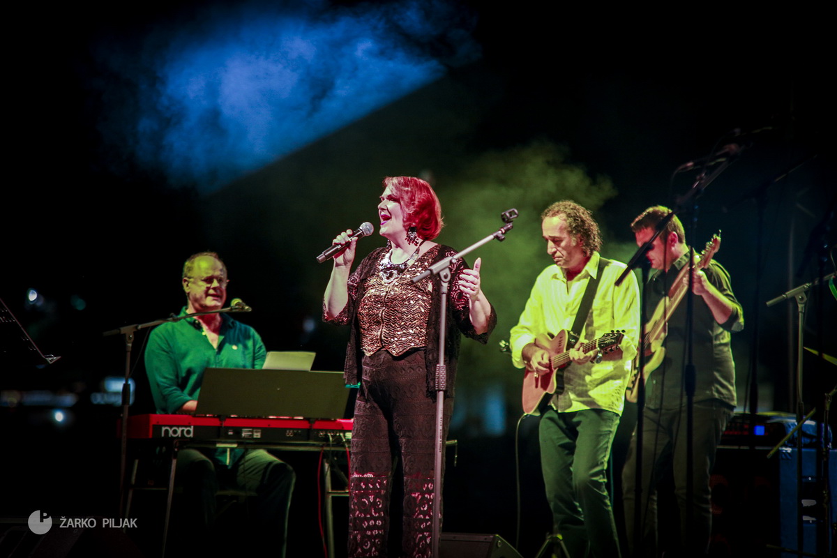 Zorica Kondža i klapa Cambi @ bazen Ilirije u Biogradu