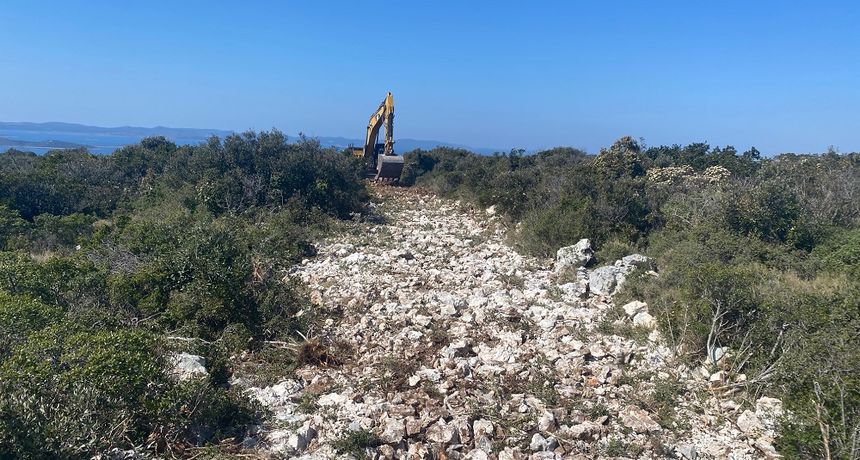 Hrvatske šume najavile obnavljanje cesta i šumskih putova na Pašmanu Hrvatske šume najavile obnavljanje cesta i šumskih putova na Pašmanu