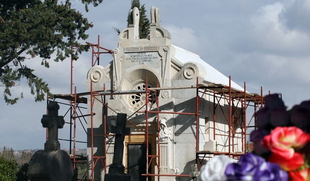 Benkovac, 020310. Na kapeli na groblju u Benkovcu obnovljen je krov i izvode se radovi na obnovi fasade. To je prva faza radova koje financiraju Grad Benkovac i Ministarstvo kulture. Kapelu je 1905. godine izradio poznati hrvatski kipar Ivan Rendic. Foto: