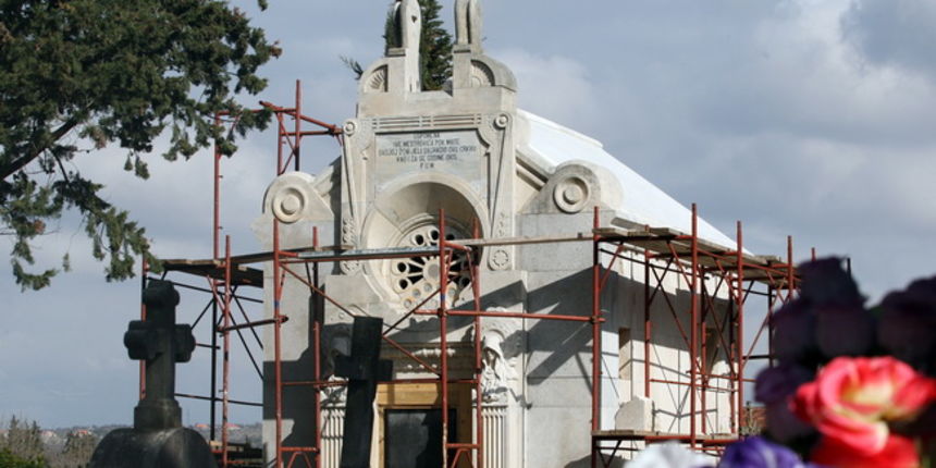 Benkovac, 020310. Na kapeli na groblju u Benkovcu obnovljen je krov i izvode se radovi na obnovi fasade. To je prva faza radova koje financiraju Grad Benkovac i Ministarstvo kulture. Kapelu je 1905. godine izradio poznati hrvatski kipar Ivan Rendic. Foto: