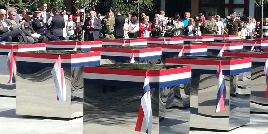 Otkrivanje spomenika “Kristalna kocka vedrine” u Okućanima: evo tko je sve došao