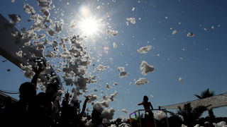 Novalja / Zrce, 260811.
Tematski blok: Pjena party u Aquariusu. Jedan od zastitnih znakova zrcanskog kluba Aquarius je pjena party. Svakodnevni je sastavni dio Aquariusovih After Beach Partyja. Taj jednostavan dogadjaj izuzetno veseli partijanere koji rad