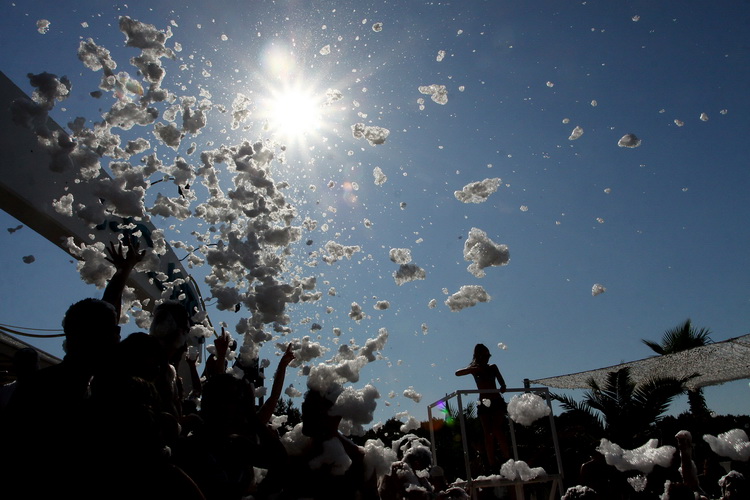 Novalja / Zrce, 260811.
Tematski blok: Pjena party u Aquariusu. Jedan od zastitnih znakova zrcanskog kluba Aquarius je pjena party. Svakodnevni je sastavni dio Aquariusovih After Beach Partyja. Taj jednostavan dogadjaj izuzetno veseli partijanere koji rad