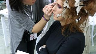 Zagreb – U Zagrebackom plesnom centru odrzana je revija poznatih hrvatskih dizajnera u sklopu devetog Modnog ormara. Detalji iz backstaga, frizeri i vizasisti vrse posljednje pripreme modela uoci revija. šminkanje. make-up. modeli, tetovaže, štikle. Photo