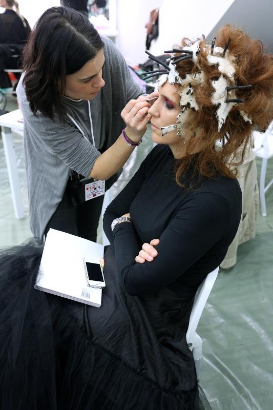 Zagreb – U Zagrebackom plesnom centru odrzana je revija poznatih hrvatskih dizajnera u sklopu devetog Modnog ormara. Detalji iz backstaga, frizeri i vizasisti vrse posljednje pripreme modela uoci revija. šminkanje. make-up. modeli, tetovaže, štikle. Photo