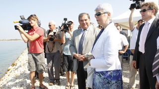 Zadar 170710
Predsjednica Vlade RH Jadranka Kosor danas je u posjetu Zadarskoj zupaniji. Premijerka je obisla gradiliste nove trajektne luke Gazenica. 
Na slici: s bivsim zadarskim gradonacelnikom Zivkom Kolegom.
Foto: Jure Miskovic / CROPIX