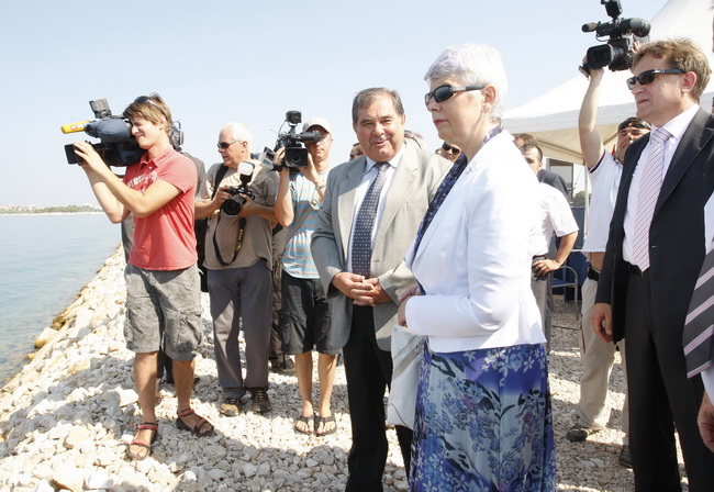 Zadar 170710
Predsjednica Vlade RH Jadranka Kosor danas je u posjetu Zadarskoj zupaniji. Premijerka je obisla gradiliste nove trajektne luke Gazenica. 
Na slici: s bivsim zadarskim gradonacelnikom Zivkom Kolegom.
Foto: Jure Miskovic / CROPIX