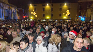 Doček 2017: Najluđa noć na zadarskom Poluotoku privukla više tisuća Zadrana i gostiju Doček 2017: Najluđa noć na zadarskom Poluotoku privukla više tisuća Zadrana i gostiju