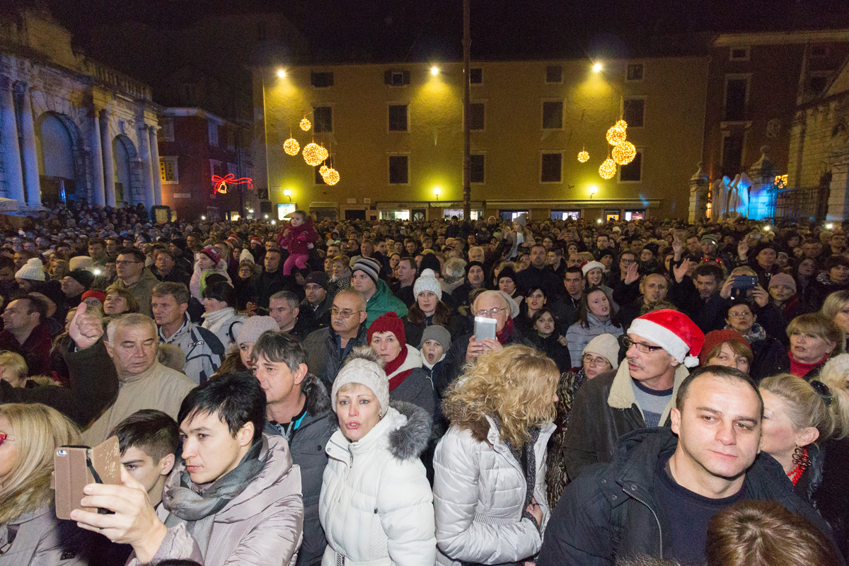 Doček 2017: Najluđa noć na zadarskom Poluotoku privukla više tisuća Zadrana i gostiju Doček 2017: Najluđa noć na zadarskom Poluotoku privukla više tisuća Zadrana i gostiju