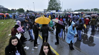 Zagreb, 160510.
Hipodrom.
Koncert heavy metal gruope Metallica.
Na slici: Publika prije koncerta.
Foto: Boris Kovacev / CROPIX