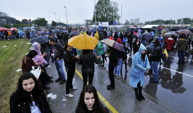 Zagreb, 160510.
Hipodrom.
Koncert heavy metal gruope Metallica.
Na slici: Publika prije koncerta.
Foto: Boris Kovacev / CROPIX