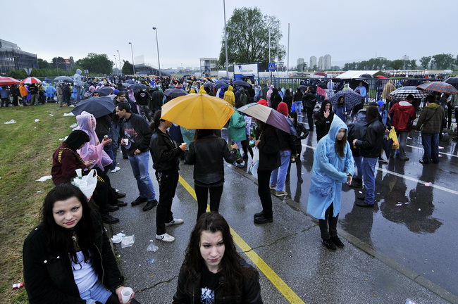 Zagreb, 160510.
Hipodrom.
Koncert heavy metal gruope Metallica.
Na slici: Publika prije koncerta.
Foto: Boris Kovacev / CROPIX