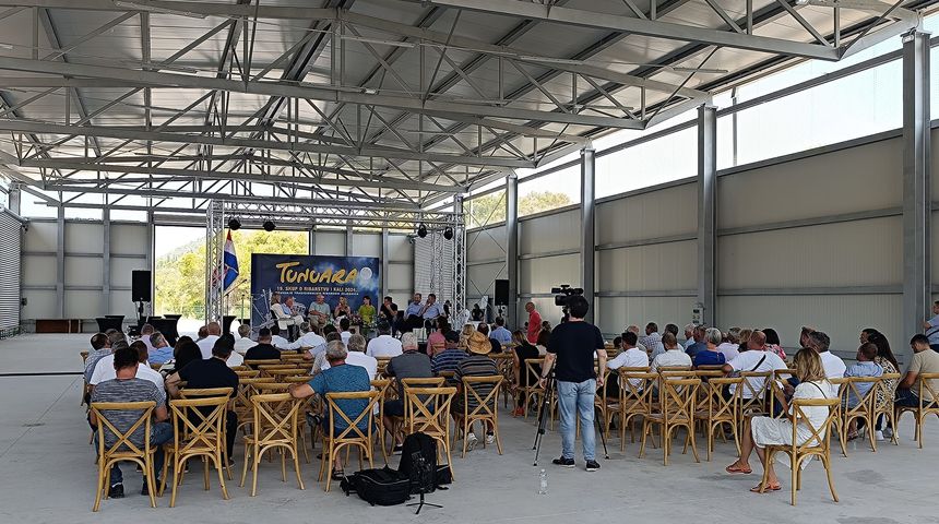 U novoj ribarskoj luci Vela Lamjana održan skup “Očuvanje tradicionalnih ribarskih zajednica” U novoj ribarskoj luci Vela Lamjana održan skup “Očuvanje tradicionalnih ribarskih zajednica”