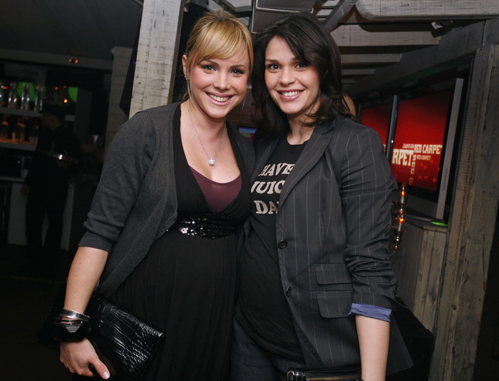 Zagreb, 220309.
Proslava 300-te epizode Red carpet-a, showbiz emisije Nove Tv, odrzana je u klubu Gallery na Jarunu.
Na slici: dvije trudnice, Mirna Maras i Ivona Perisa.
Foto: Neja Markicevic / Cropix