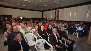 Bibinje: Predstavljena knjiga “Bitka za Vukovar” Damira Plavšića. Foto: Leo Banić Bibinje: Predstavljena knjiga “Bitka za Vukovar” Damira Plavšića. Foto: Leo Banić