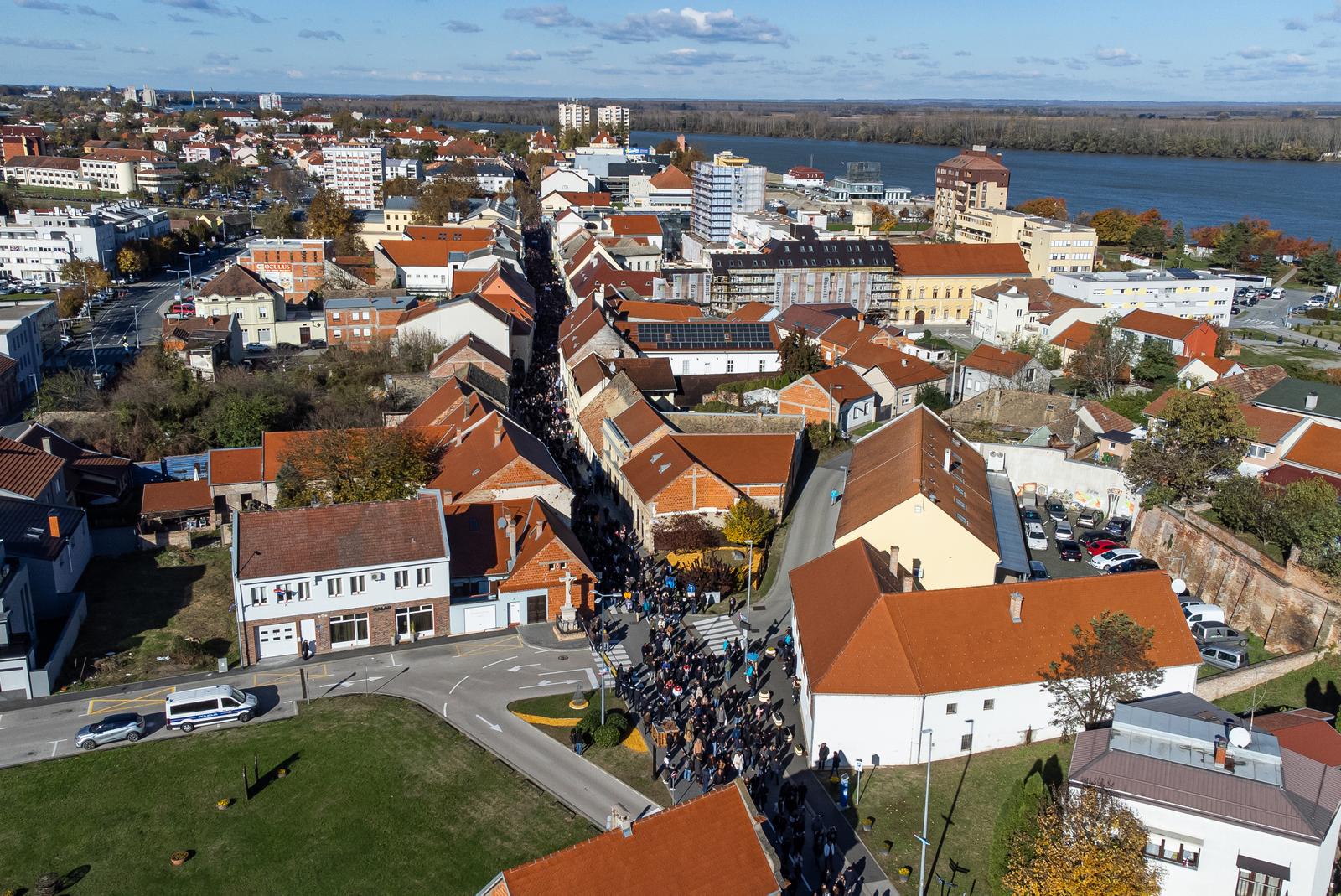 Vukovar: Kolona sjećanja iz zraka Vukovar: Kolona sjećanja iz zraka