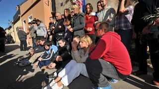 Zadar, 081112
Unatoc brojnim prosvjedima danas oko je oko 10h iz stana u zadarskoj cetvrti Arbanasi delozirana obitelj Vukic. Ulaz su svojim tijelima blokirali clanovi obitelji te njihovi prijatelji koje je policija bez otpora za ruke i noge odnijela u po Zadar, 081112
Unatoc brojnim prosvjedima danas oko je oko 10h iz stana u zadarskoj cetvrti Arbanasi delozirana obitelj Vukic. Ulaz su svojim tijelima blokirali clanovi obitelji te njihovi prijatelji koje je policija bez otpora za ruke i noge odnijela u po