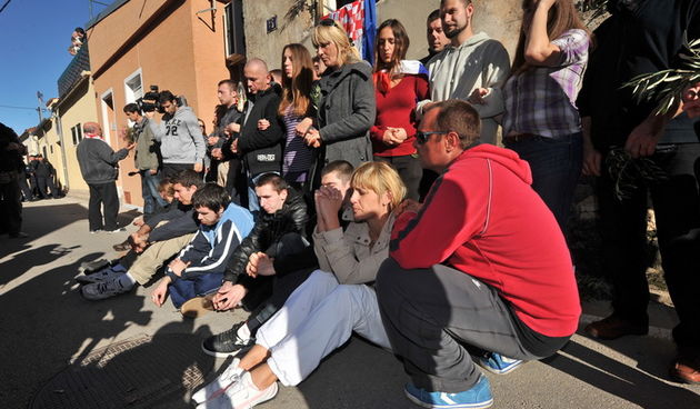 Zadar, 081112
Unatoc brojnim prosvjedima danas oko je oko 10h iz stana u zadarskoj cetvrti Arbanasi delozirana obitelj Vukic. Ulaz su svojim tijelima blokirali clanovi obitelji te njihovi prijatelji koje je policija bez otpora za ruke i noge odnijela u po