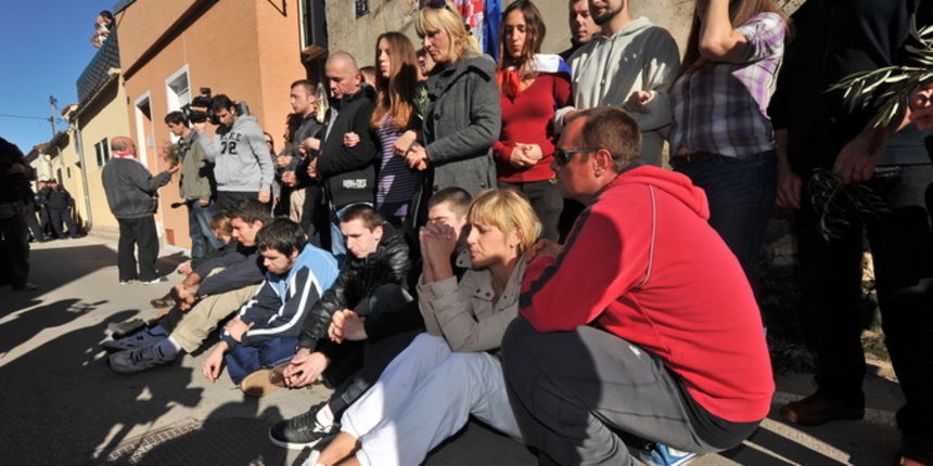 Zadar, 081112
Unatoc brojnim prosvjedima danas oko je oko 10h iz stana u zadarskoj cetvrti Arbanasi delozirana obitelj Vukic. Ulaz su svojim tijelima blokirali clanovi obitelji te njihovi prijatelji koje je policija bez otpora za ruke i noge odnijela u po Zadar, 081112
Unatoc brojnim prosvjedima danas oko je oko 10h iz stana u zadarskoj cetvrti Arbanasi delozirana obitelj Vukic. Ulaz su svojim tijelima blokirali clanovi obitelji te njihovi prijatelji koje je policija bez otpora za ruke i noge odnijela u po